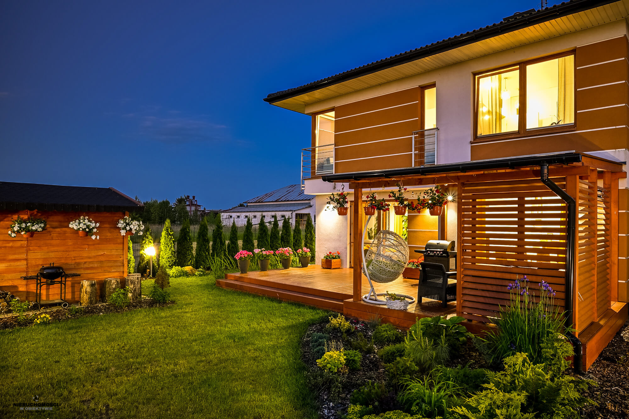 Zdjęcie wieczorne, podwórze domu w Warszawie